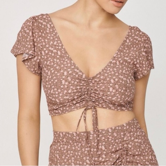 Super Cute Floral Garage Top with beautiful shoulder detailing - Picture 3 of 6